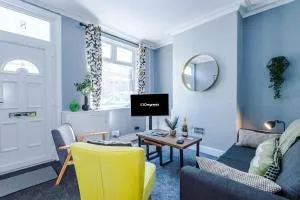 NEW! Spacious 3-Bed Home in Newcastle-under-Lyme by 53 Degrees Property, Ideal for Business, FREE Parking! - Hanchurch