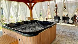 Maisons de vacances Les Trois Palmiers - Jardin, Jacuzzi privatifs : photos des chambres