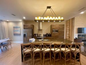 Luxury Home in Orlando with private Hot Tub - 7 Min from Disney Parks - 3 bedrooms and 4 bathrooms!