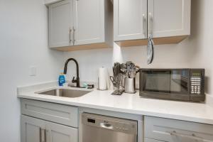 Dayton Condo with Courtyard Less Than 3 to Downtown!