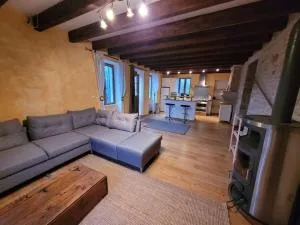 Les Jyrondelles Prisse Family House - Prissé