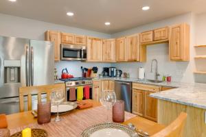 6 Mi to Dtwn Bright and Airy Anchorage Getaway!