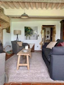 Maisons de vacances Maison Stirling Bourgogne Sleeps 8 Pool : photos des chambres