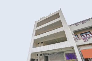 Super Capital O Townhouse Govinda Royal