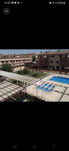 Duplex con piscina en barrio residencial