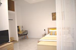 White openair apartment by Aelios in Ialysos