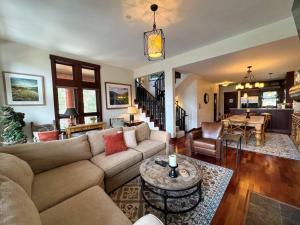 Luxury Townhome w/ Views, Private Jacuzzi & Garage - 3hvězdičkové hotely ve městě Mammoth Lakes