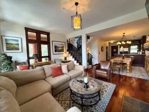 Luxury Townhome w/ Views, Private Jacuzzi & Garage - Mill City