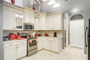 14 Mi to Jekyll Island Luxe Brunswick Home