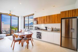 Top-Floor 2BR with Skyline Views, Pool and Gym