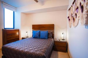 Top-Floor 2BR with Skyline Views, Pool and Gym