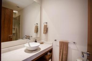 Top-Floor 2BR with Skyline Views, Pool and Gym