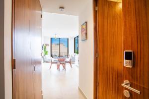 Top-Floor 2BR with Skyline Views, Pool and Gym