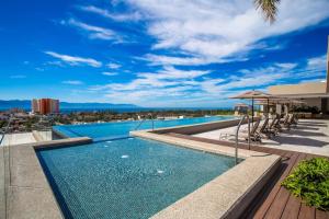 Top-Floor 2BR with Skyline Views, Pool and Gym