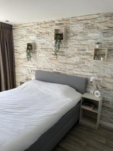 Burgervlotbrug aan zee met sauna