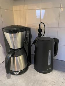 Burgervlotbrug aan zee met sauna