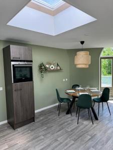 Burgervlotbrug aan zee met sauna