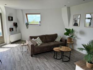 Burgervlotbrug aan zee met sauna