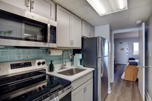 Oceanfront Escape Renovated Suite at Camelot