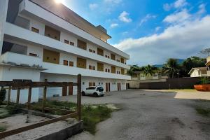 Suítes privativas com Ar, Frigobar e TV - apenas 300m da Praia da Maranduba