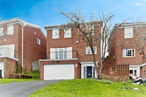 Spacious 5 Bedrooms Family Detached House in Purley 23 min to Central London