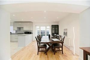Spacious 5 Bedrooms Family Detached House in Purley 23 min to Central London