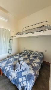 Suítes privativas com Ar, Frigobar e TV - apenas 300m da Praia da Maranduba