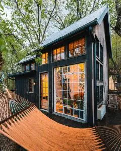 Treetop Hideaways: Wood Lily Treehouse in Chattanooga - Flintstone