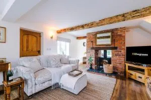 NEW! Stunning 3- Bed Cottage in Audlem by 53 Degrees Property, Ideal for Families & Groups! - Baddiley