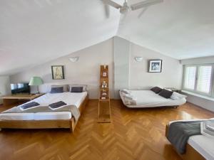 Top Floor Maisonette in centre