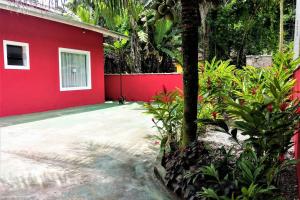 CASA 5Quartos-4 quartos com Ar Condicionado- 2 suítes-Condominio Verde Mar -Piscina -Próx Praia da COCANHA !!! Próx à divisa com UBATUBA !!!