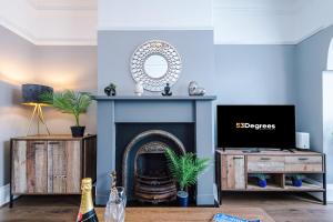 NEW! 3-Bed Spacious Home in Manchester by 53 Degrees Property, Ideal for Groups, FREE Parking!