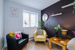 Stunning 3- Bed Home in Crewe by 53 Degrees Property, Ideal for Contractors, Business Stays & Long-Term, FREE Parking!