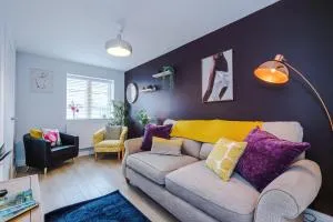 Stunning 3- Bed Home in Crewe by 53 Degrees Property, Ideal for Contractors, Business Stays & Long-Term, FREE Parking! - Crewe