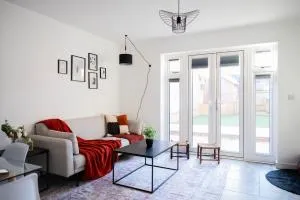 Luxurious 3-Story Townhouse, sleeps up to 10! - Hurst