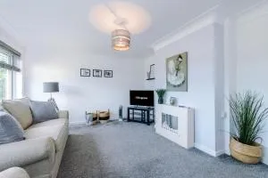 NEW! 3-Bed Stunning Bungalow in Wrexham by 53 Degrees Property, Ideal for Groups, FREE Parking! - Gresford