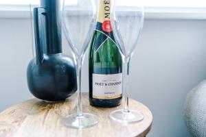 NEW! 3-Bed Stunning Bungalow in Wrexham by 53 Degrees Property, Ideal for Groups, FREE Parking!