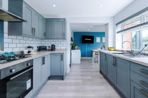 NEW! 3-Bed Stunning Bungalow in Wrexham by 53 Degrees Property, Ideal for Groups, FREE Parking!