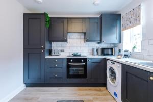 NEW! Stunning 3-Bed Home in Chester by 53 Degrees Property, Ideal for Groups, FREE Parking!