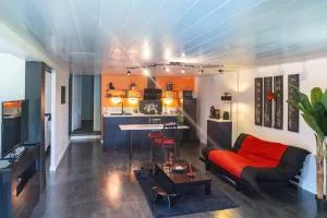 Comme dans un écrin - T2 de 50 m² avec jardin, terrasse et piscine - Charly