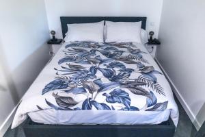 Comme dans un écrin - T2 de 50 m² avec jardin, terrasse et piscine