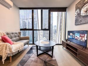 Modern Style 2BR1BA in CBDPoolGymWi-Fi
