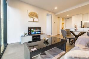 Spectacular High level 2BR CBDPoolGymWi-Fi