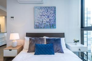 Spectacular High level 2BR CBDPoolGymWi-Fi