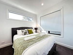 Luxury Glen Waverley Townhouse 4BR3BA Backyard