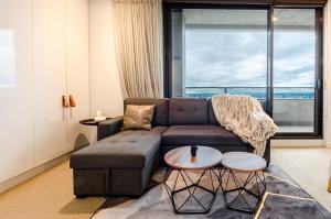 Luxury living on top floors 3 Bedroom Mel CBD Pool