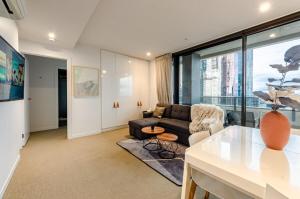 Luxury living on top floors 3 Bedroom Mel CBD Pool
