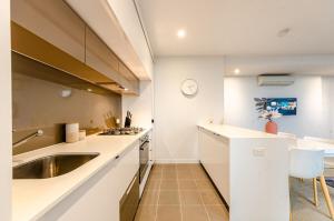 Luxury living on top floors 3 Bedroom Mel CBD Pool