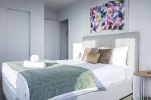 Luxury living on top floors 3 Bedroom Mel CBD Pool