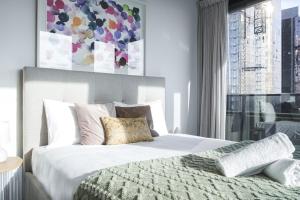 Luxury living on top floors 3 Bedroom Mel CBD Pool